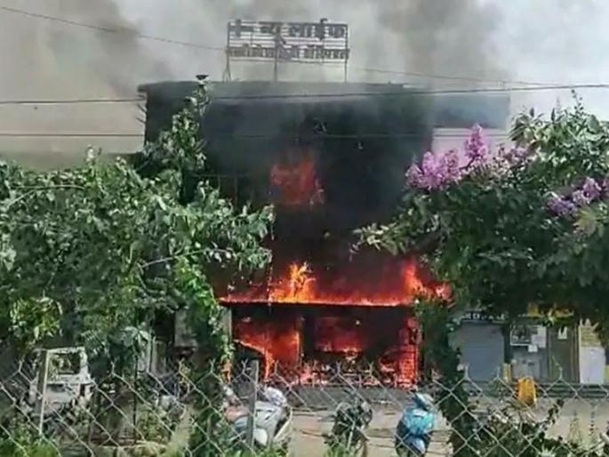 Video madhya pradesh massive fire breaks out private hospital jabalpur people death incident | Video - भयंकर! मध्य प्रदेशच्या जबलपूरमधील खासगी रुग्णालयात भीषण आग; १० जणांचा होरपळून मृत्यू Video madhya pradesh massive fire breaks out private hospital jabalpur people death incident | Video - भयंकर! मध्य प्रदेशच्या जबलपूरमधील खासगी रुग्णालयात भीषण आग; १० जणांचा होरपळून मृत्यू