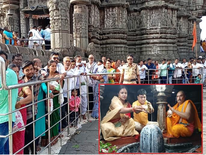 Thousands of devotees took darshan of Nagnath at the sound of Har Har Mahadev | श्रावण सोमवारी औंढा फुलले, बम बम भोलेच्या गजरात हजारो भाविकांनी घेतले नागनाथाचे दर्शन Thousands of devotees took darshan of Nagnath at the sound of Har Har Mahadev | श्रावण सोमवारी औंढा फुलले, बम बम भोलेच्या गजरात हजारो भाविकांनी घेतले नागनाथाचे दर्शन