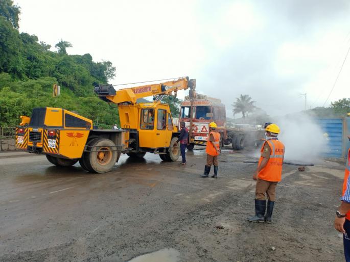 Accident : Confusion due to overturning of hydrogen peroxide container; Accident near Gaymukh Bay | Video: हायड्रोजन पॅराॅक्साइडचा कंटेनर उलटल्यामुळे कोंडी; गायमुख खाडीजवळ अपघात Accident : Confusion due to overturning of hydrogen peroxide container; Accident near Gaymukh Bay | Video: हायड्रोजन पॅराॅक्साइडचा कंटेनर उलटल्यामुळे कोंडी; गायमुख खाडीजवळ अपघात