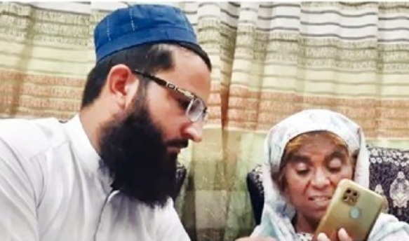 A Mumbai woman missing for 20 years has been found in Pakistan | २० वर्षांपासून बेपत्ता असलेली मुंबईतील महिला सापडली पाकिस्तानात A Mumbai woman missing for 20 years has been found in Pakistan | २० वर्षांपासून बेपत्ता असलेली मुंबईतील महिला सापडली पाकिस्तानात