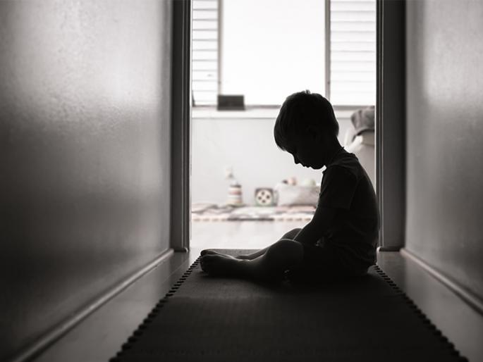 On suspicion of theft, an innocent girl was held hostage and beaten with hot tongs | क्रूरता! चोरीच्या संशयावरून निष्पाप मुलाला ओलीस ठेवून दिले गरम चिमट्याचे चटके On suspicion of theft, an innocent girl was held hostage and beaten with hot tongs | क्रूरता! चोरीच्या संशयावरून निष्पाप मुलाला ओलीस ठेवून दिले गरम चिमट्याचे चटके