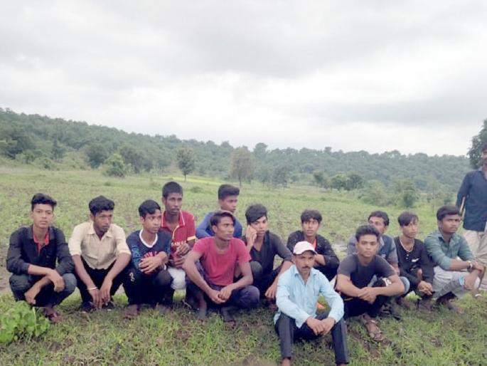 When a new person is seen, it is beaten! Migrant workers were beaten up by the villagers, mistaking them for thieves | नवखा माणूस दिसला की बदडला ! चोर समजून परप्रांतीय कामगारांना ग्रामस्थांनी केली मारहाण When a new person is seen, it is beaten! Migrant workers were beaten up by the villagers, mistaking them for thieves | नवखा माणूस दिसला की बदडला ! चोर समजून परप्रांतीय कामगारांना ग्रामस्थांनी केली मारहाण