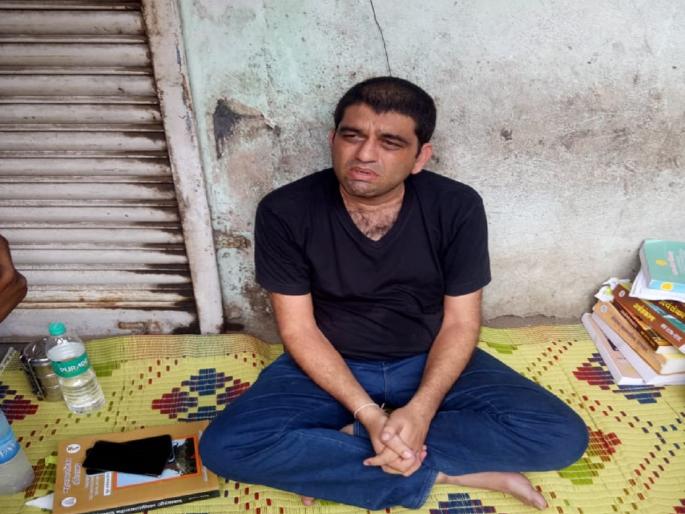 Former MLA Harshvardhan Jadhav's sudden hunger strike in front of the Aurangabad Municipal Corporation | माजी आमदार हर्षवर्धन जाधव यांचे महापालिकेसमोर अचानक उपोषण Former MLA Harshvardhan Jadhav's sudden hunger strike in front of the Aurangabad Municipal Corporation | माजी आमदार हर्षवर्धन जाधव यांचे महापालिकेसमोर अचानक उपोषण