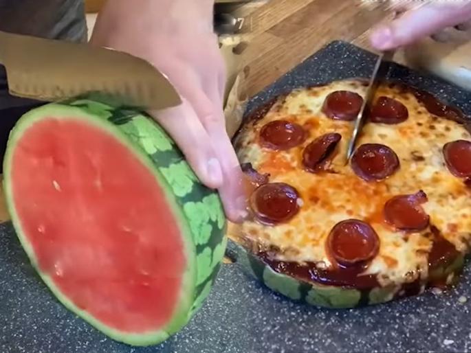 Weird Food Combinations: Have you tried watermelon pizza? Pizza lovers shocked | पिझ्झ्याचे पार वाटोळे केले! पिझ्झ्यावर टरबूज घालून कोण खातं असा टरबूज पिझ्झा, पहा व्हिडिओ 