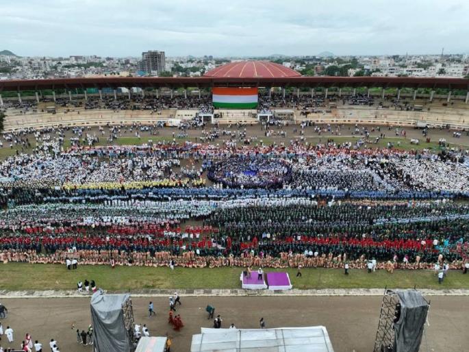 National pride on revolution day! 15 thousand students sing national anthem in Aurangabad | क्रांतीदिनी चेतविला राष्ट्राभिमान! १५ हजार विद्यार्थ्यांचे औरंगाबादेत सामुहिक राष्ट्रगीत गायन