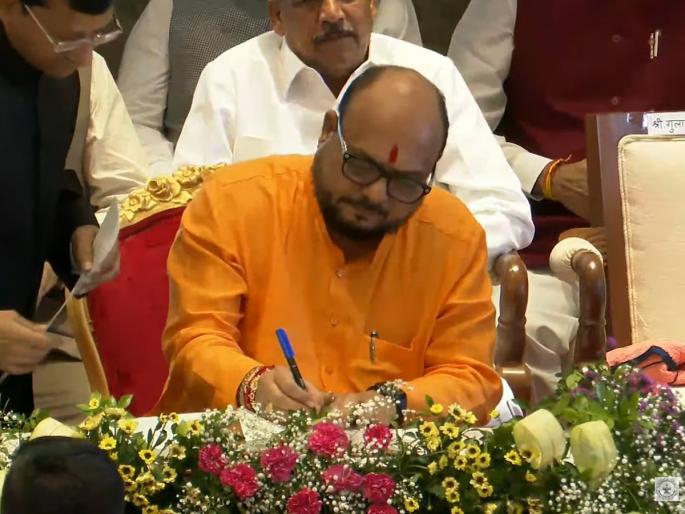 The same Pan Tapariwala became minister for the third time whose name taken by Sanjay Raut; Gulabrao Patil's took Oath as cabinet minister | तोच पान टपरीवाला तिसऱ्यांदा मंत्री झाला; गुलाबराव पाटलांचे 'नशीब' फळफळले The same Pan Tapariwala became minister for the third time whose name taken by Sanjay Raut; Gulabrao Patil's took Oath as cabinet minister | तोच पान टपरीवाला तिसऱ्यांदा मंत्री झाला; गुलाबराव पाटलांचे 'नशीब' फळफळले