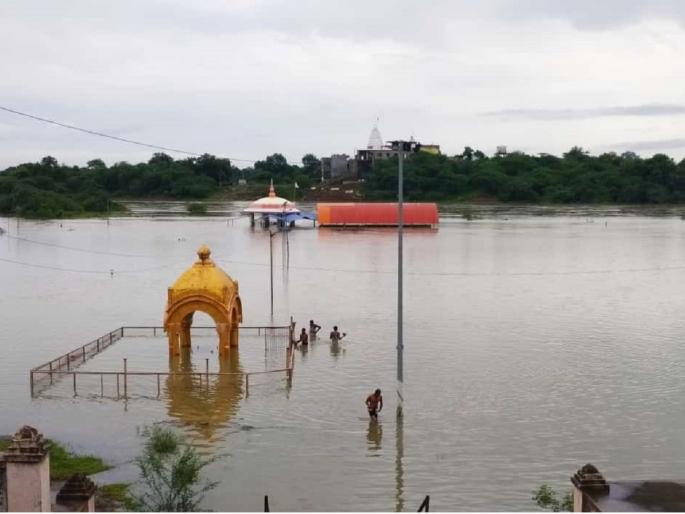 Re-discharge from Jayakwadi; Temples at Panchaleshwar, Rakshasabhuvan under water due to flood of Godavari | जायकवाडीतून पुन्हा विसर्ग; गोदावरीच्या पुराने पांचाळेश्वर, राक्षसभुवन येथील मंदिरे पाण्याखाली Re-discharge from Jayakwadi; Temples at Panchaleshwar, Rakshasabhuvan under water due to flood of Godavari | जायकवाडीतून पुन्हा विसर्ग; गोदावरीच्या पुराने पांचाळेश्वर, राक्षसभुवन येथील मंदिरे पाण्याखाली