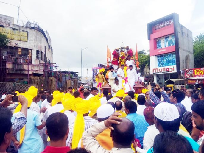 Rathotsava procession of Maharishi Markandey Mahamuni in Solapur in Jai Markandey's cheers | जय मार्कंडेयच्या जयघोषात सोलापुरात मार्कंडेय महामुनींची रथोत्सव मिरवणूक जल्लोषात Rathotsava procession of Maharishi Markandey Mahamuni in Solapur in Jai Markandey's cheers | जय मार्कंडेयच्या जयघोषात सोलापुरात मार्कंडेय महामुनींची रथोत्सव मिरवणूक जल्लोषात