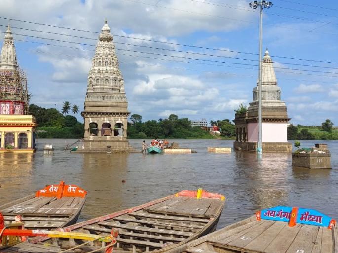 Old stone bridge over Bhima river under water; Vigilance alert for villages along Bhima river | भीमा नदीवरील जुना दगडी पूल पाण्याखाली; भीमा नदीकाठच्या गावांना सतर्कतेचा इशारा Old stone bridge over Bhima river under water; Vigilance alert for villages along Bhima river | भीमा नदीवरील जुना दगडी पूल पाण्याखाली; भीमा नदीकाठच्या गावांना सतर्कतेचा इशारा