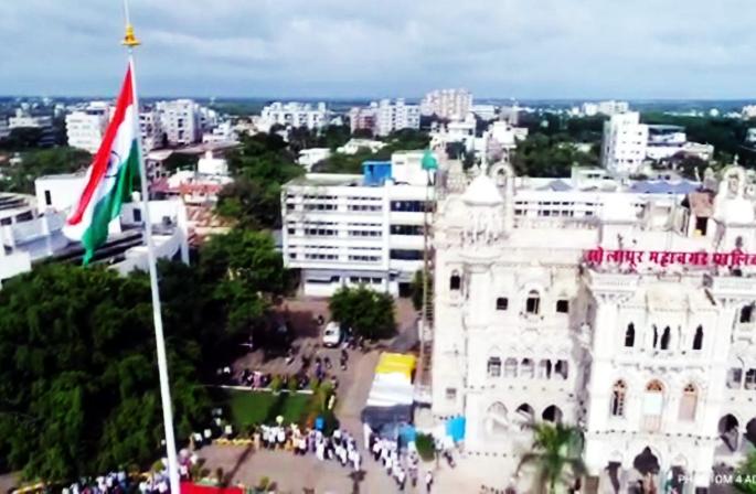 A new history took place in Krantibhoomi Solapur; The tricolor was hoisted on a hundred feet tall pillar in Solapur Municipality | क्रांतिभूमी सोलापुरात नवा इतिहास घडला; सोलापूर महापालिकेत  शंभर फूट उंच स्तंभावर तिरंगा फडकला A new history took place in Krantibhoomi Solapur; The tricolor was hoisted on a hundred feet tall pillar in Solapur Municipality | क्रांतिभूमी सोलापुरात नवा इतिहास घडला; सोलापूर महापालिकेत  शंभर फूट उंच स्तंभावर तिरंगा फडकला