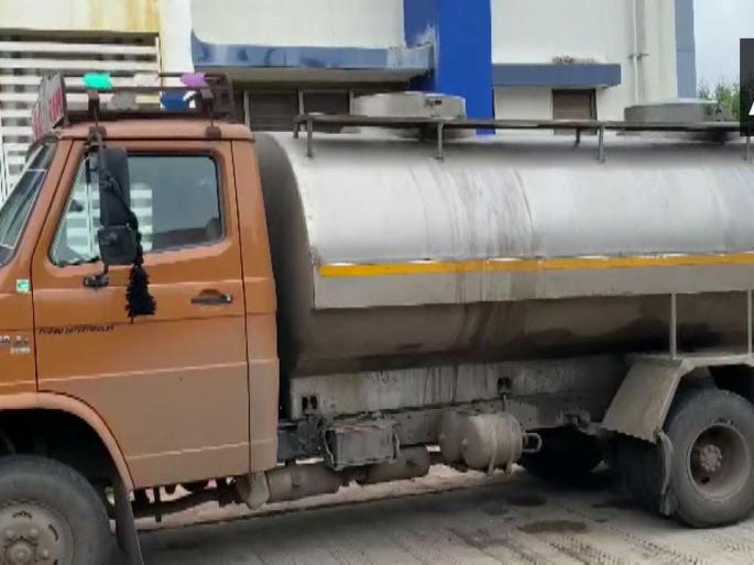 Gujarat Four thousand liters of adulterated milk seized from a truck in Rajkot | धक्कादायक! गुजरातमध्ये तब्बल 4000 लीटर भेसळयुक्त दूध जप्त; 'असा' झाला पर्दाफाश Gujarat Four thousand liters of adulterated milk seized from a truck in Rajkot | धक्कादायक! गुजरातमध्ये तब्बल 4000 लीटर भेसळयुक्त दूध जप्त; 'असा' झाला पर्दाफाश