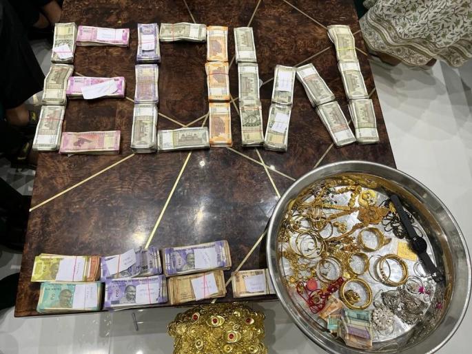 jabalpur eow raids over jabalpur arto santosh paul 650 times more property unearthed corrupt officer owner of 300 crore | बाबो! पगारापेक्षा 650 पट जास्त संपत्ती; RTO अधिकारी निघाला अब्जाधीश, छापेमारीत पर्दाफाश jabalpur eow raids over jabalpur arto santosh paul 650 times more property unearthed corrupt officer owner of 300 crore | बाबो! पगारापेक्षा 650 पट जास्त संपत्ती; RTO अधिकारी निघाला अब्जाधीश, छापेमारीत पर्दाफाश