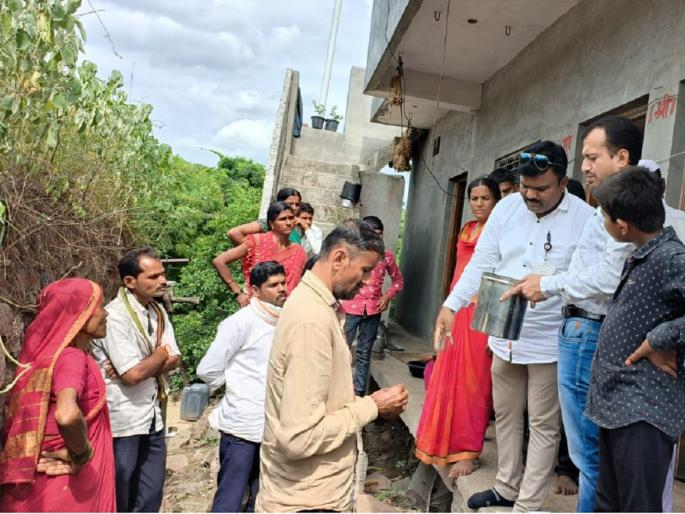 Six people were poisoned by eating Bhagri's bhakari, while devotees who ate rice were normal | भगरीच्या भाकरी खाल्याने सहा जणांना विषबाधा, तर भात खाणारे भाविक ठणठणीत Six people were poisoned by eating Bhagri's bhakari, while devotees who ate rice were normal | भगरीच्या भाकरी खाल्याने सहा जणांना विषबाधा, तर भात खाणारे भाविक ठणठणीत