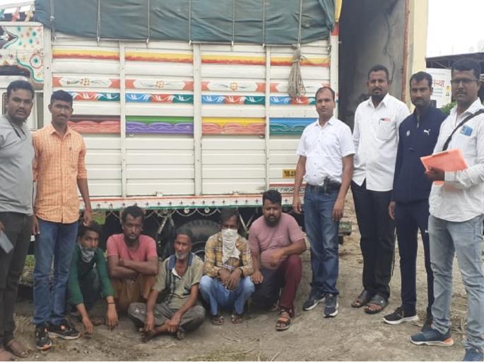 Transport of 40 animals in three vehicles, police saved their lives | तीन वाहनांत ४० जनावरांची वाहतूक, पोलिसांमुळे मिळाले जीवदान Transport of 40 animals in three vehicles, police saved their lives | तीन वाहनांत ४० जनावरांची वाहतूक, पोलिसांमुळे मिळाले जीवदान