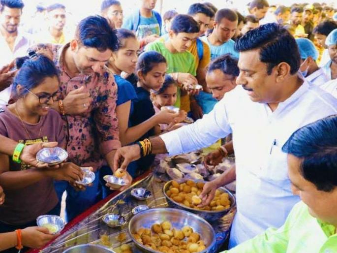 bhopal bjp worker anchal gupta fed one lakh panipuri people for free on daughter birthday | Video - लय भारी! घरी आली 'नन्ही परी'; भाजपा कार्यकर्त्याने फ्रीमध्ये वाटली तब्बल 1 लाख 'पाणीपुरी' bhopal bjp worker anchal gupta fed one lakh panipuri people for free on daughter birthday | Video - लय भारी! घरी आली 'नन्ही परी'; भाजपा कार्यकर्त्याने फ्रीमध्ये वाटली तब्बल 1 लाख 'पाणीपुरी'