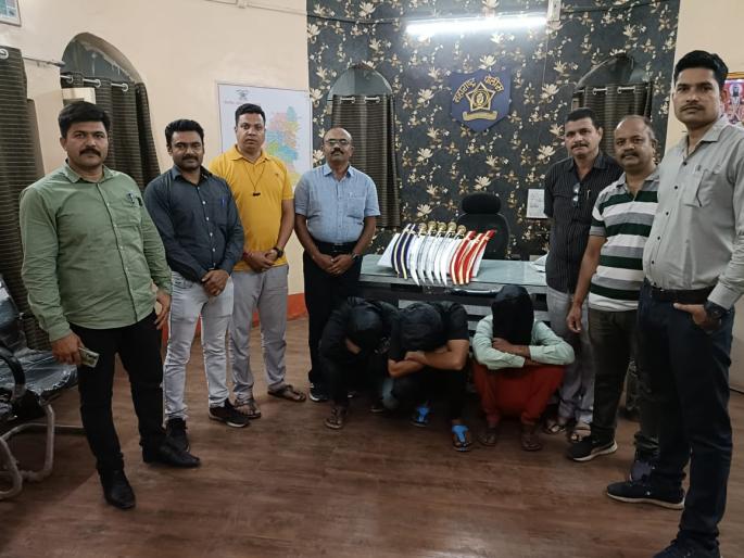 Three arrested for transporting sharp swords; Five swords seized | धारदार तलवारींची वाहतूक करणारे तीन जण अटकेत; पाच तलवारी जप्त Three arrested for transporting sharp swords; Five swords seized | धारदार तलवारींची वाहतूक करणारे तीन जण अटकेत; पाच तलवारी जप्त