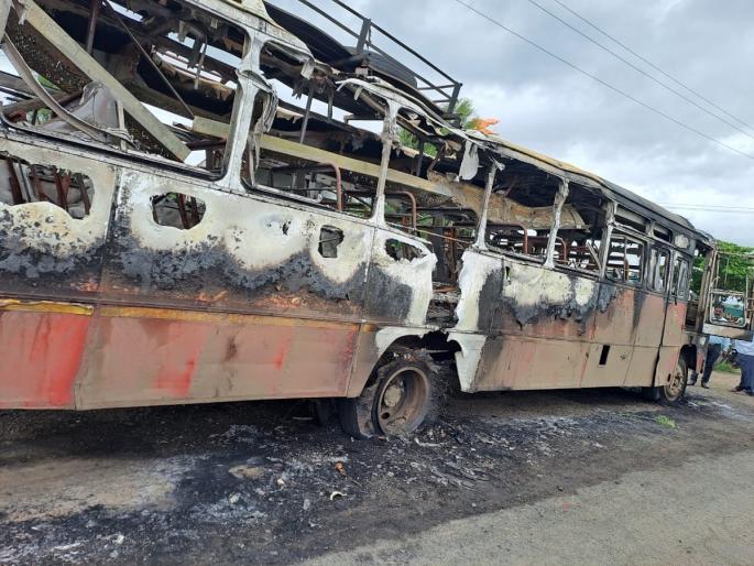 Suddenly a running bus caught fire; 26 passengers including driver and carrier escaped unharmed | दैवबलवत्तर ! अचानक धावत्या बसने घेतला पेट; चालक,वाहकासह २६ प्रवासी बालंबाल बचावले Suddenly a running bus caught fire; 26 passengers including driver and carrier escaped unharmed | दैवबलवत्तर ! अचानक धावत्या बसने घेतला पेट; चालक,वाहकासह २६ प्रवासी बालंबाल बचावले