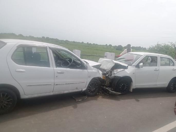 While rescuing a two-wheeler with a burst tire, two cars collided head-on, three were seriously injured | टायर फुटलेल्या दुचाकीला वाचविताना दोन कार समोरासमोर धडकल्या, तिघे गंभीर जखमी While rescuing a two-wheeler with a burst tire, two cars collided head-on, three were seriously injured | टायर फुटलेल्या दुचाकीला वाचविताना दोन कार समोरासमोर धडकल्या, तिघे गंभीर जखमी
