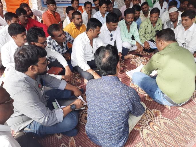 Eliminate injustice, do not encourage suicide; The ambulance driver was furious, thiyya agitation in Beed | अन्याय दूर करा, आत्महत्येस प्रवृत्त करू नका; संतप्त रुग्णवाहिका चालकांचे ठिय्या आंदोलन Eliminate injustice, do not encourage suicide; The ambulance driver was furious, thiyya agitation in Beed | अन्याय दूर करा, आत्महत्येस प्रवृत्त करू नका; संतप्त रुग्णवाहिका चालकांचे ठिय्या आंदोलन