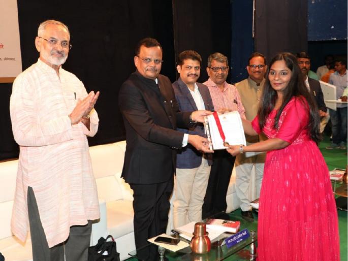 10 employees honored with 24 gold medal awards on university anniversary | विद्यापीठ वर्धापनदिनी २४ सुवर्णपदकांच्या मानकऱ्यांसह १० कर्मचाऱ्यांचा सन्मान 10 employees honored with 24 gold medal awards on university anniversary | विद्यापीठ वर्धापनदिनी २४ सुवर्णपदकांच्या मानकऱ्यांसह १० कर्मचाऱ्यांचा सन्मान