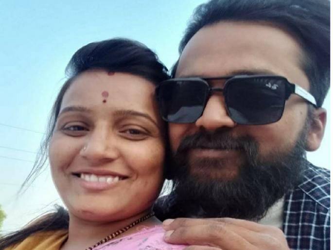 Debt not fit even after selling land; In tension, farmer husband and wife ended their lives by hanging themselves with the same saree | शेती विकूनही कर्ज फिटेना; तणावात पती-पत्नीने एकाच साडीने गळफास घेऊन संपवले जीवन