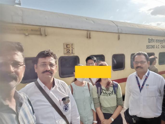Two young women mistakenly sat in 'Sachkhand express ', tried to jump as the train did not stop | दोन तरुणी चुकून ‘सचखंड’मध्ये बसल्या, रेल्वे थांबत नसल्याने उडी मारण्याचा प्रयत्न Two young women mistakenly sat in 'Sachkhand express ', tried to jump as the train did not stop | दोन तरुणी चुकून ‘सचखंड’मध्ये बसल्या, रेल्वे थांबत नसल्याने उडी मारण्याचा प्रयत्न