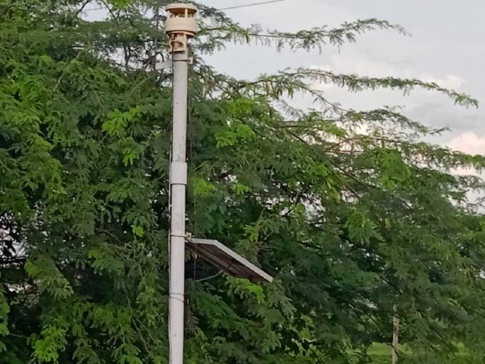 This causes injustice to the farmers; A rain gauge has been installed in bushes | यामुळे होतोय शेतकऱ्यांवर अन्याय; येड्या बाभळीच्या झुडपात लावलंय पर्जन्यमापक यंत्र This causes injustice to the farmers; A rain gauge has been installed in bushes | यामुळे होतोय शेतकऱ्यांवर अन्याय; येड्या बाभळीच्या झुडपात लावलंय पर्जन्यमापक यंत्र