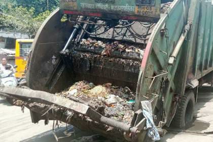 the garbage truck got stuck in dombivali | पाण्याच्या व्हॉल्ववरील पत्रा तुटल्याने कचऱ्याची गाडी फसली the garbage truck got stuck in dombivali | पाण्याच्या व्हॉल्ववरील पत्रा तुटल्याने कचऱ्याची गाडी फसली