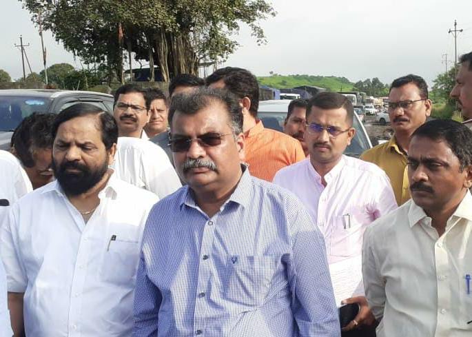 The work of filling the potholes on the mumbai goa highway | कोकणात जाणाऱ्या नागरिकांना बाप्पा पावणार?; रस्त्यावरील खड्डे बुजवण्याचे काम युद्धपातळीवर The work of filling the potholes on the mumbai goa highway | कोकणात जाणाऱ्या नागरिकांना बाप्पा पावणार?; रस्त्यावरील खड्डे बुजवण्याचे काम युद्धपातळीवर