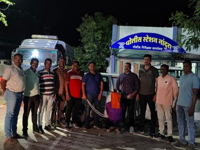 Crime News robber who was absconding for 10 years was arrested in khamgaon | मोठी कारवाई! १० वर्षांपासून फरार असलेल्या दरोडेखोरास ठोकल्या बेड्या Crime News robber who was absconding for 10 years was arrested in khamgaon | मोठी कारवाई! १० वर्षांपासून फरार असलेल्या दरोडेखोरास ठोकल्या बेड्या