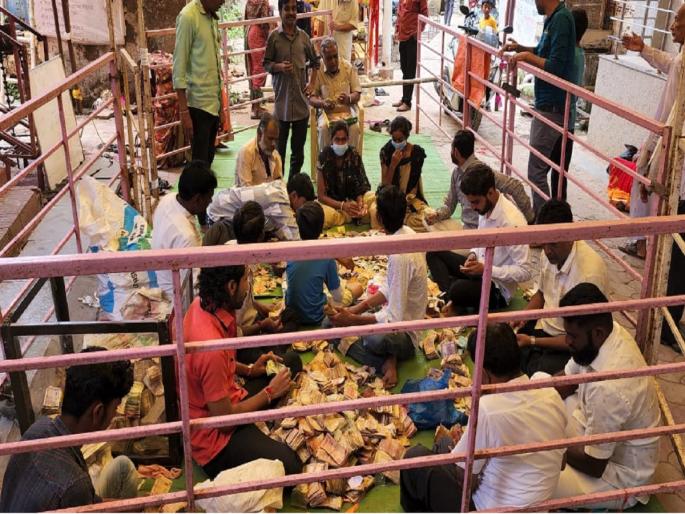 48 lakhs donation from devotees at the feet of Vighnaharta Chintamani in Hingoli | विघ्नहर्ता चिंतामणीच्या चरणी भाविकांकडून ४८ लाखांचे दान अर्पण 48 lakhs donation from devotees at the feet of Vighnaharta Chintamani in Hingoli | विघ्नहर्ता चिंतामणीच्या चरणी भाविकांकडून ४८ लाखांचे दान अर्पण