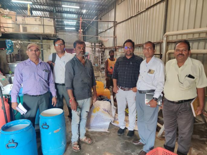 12 lakh fake paneer and adulterated products seized; Food and Drug Administration raid on factories! | १२ लाखाचे बनावट पनीर व भेसळकारी पदार्थ जप्त; अन्न व औषध प्रशासनाची कारखान्यांवर धाड! 12 lakh fake paneer and adulterated products seized; Food and Drug Administration raid on factories! | १२ लाखाचे बनावट पनीर व भेसळकारी पदार्थ जप्त; अन्न व औषध प्रशासनाची कारखान्यांवर धाड!