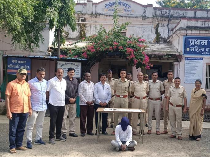 accused arrested in house robbery in two days; Assets worth three and a quarter lakhs seized | घरफाेडीतील आराेपीस दाेन दिवसांतच अटक; सव्वा तीन लाखांचा मुद्देमाल जप्त