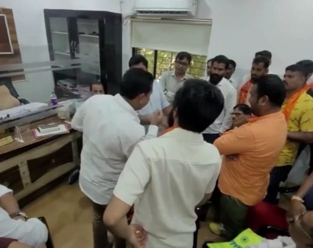 MNS office bearer instigated in the manager's face; Video viral | मनसेच्या पदाधिकाऱ्याने व्यवस्थापकाच्या श्रीमुखात भडकावली; व्हिडिओ व्हायरल MNS office bearer instigated in the manager's face; Video viral | मनसेच्या पदाधिकाऱ्याने व्यवस्थापकाच्या श्रीमुखात भडकावली; व्हिडिओ व्हायरल