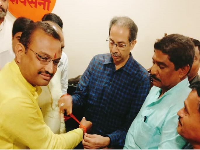 Booster dose of Snatosh Tarfe, Ajit Magar to Shiv Sena against Kalmanurit MLA Santosh Bangar | आमदार संतोष बांगर यांच्या विरोधात व्यूहरचना; दोन्ही कट्टर प्रतिस्पर्ध्यांच्या हाती शिवबंधन Booster dose of Snatosh Tarfe, Ajit Magar to Shiv Sena against Kalmanurit MLA Santosh Bangar | आमदार संतोष बांगर यांच्या विरोधात व्यूहरचना; दोन्ही कट्टर प्रतिस्पर्ध्यांच्या हाती शिवबंधन