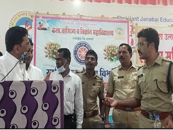 Controversy at the Peace Committee meeting itself in Gangakhed; Clash between MLA Ratnakar Gutte and police officer over illegal business | शांतता समितीच्या बैठकीतच वाद; अवैध धंद्यावरून आमदार आणि पोलीस अधिकाऱ्यात खडाजंगी Controversy at the Peace Committee meeting itself in Gangakhed; Clash between MLA Ratnakar Gutte and police officer over illegal business | शांतता समितीच्या बैठकीतच वाद; अवैध धंद्यावरून आमदार आणि पोलीस अधिकाऱ्यात खडाजंगी