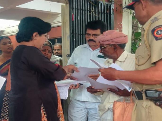 A collector stopped to listen to the distressed senior citizens | अन् जिल्हाधिकारी थांबल्या ताटकळलेल्या ज्येष्ठ नागरिकाची कैफियत ऐकण्यास A collector stopped to listen to the distressed senior citizens | अन् जिल्हाधिकारी थांबल्या ताटकळलेल्या ज्येष्ठ नागरिकाची कैफियत ऐकण्यास