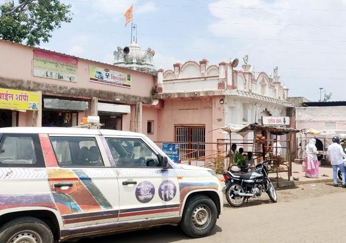 A 24 tola gold crown on the temple of Mushroom Ganapati was stolen; Incident near Solapur | मश्रुम गणपतीच्या मंदिरावरील २४ तोळे सोन्याचा कळस चोरीला; सोलापूरजवळील घटना A 24 tola gold crown on the temple of Mushroom Ganapati was stolen; Incident near Solapur | मश्रुम गणपतीच्या मंदिरावरील २४ तोळे सोन्याचा कळस चोरीला; सोलापूरजवळील घटना