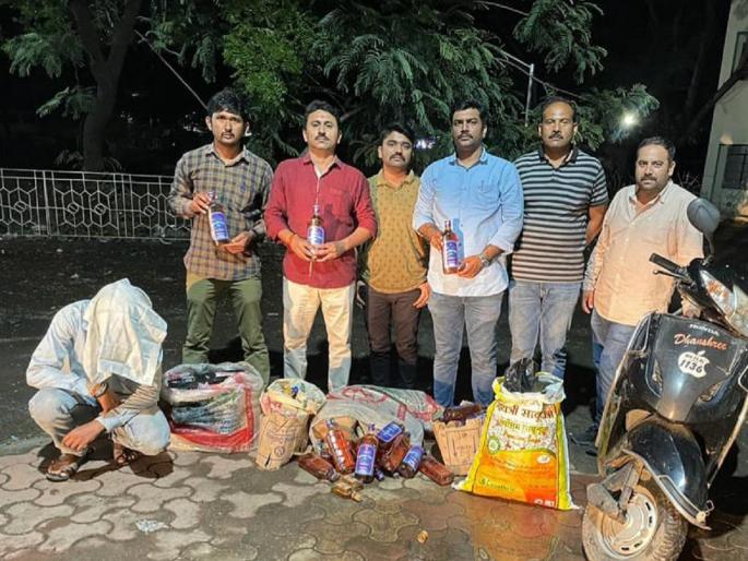 Smuggling of Goa-made liquor into Latur town; Order on mobile, get the bottle in hand | मोबाइलवर मागणी करा, बॉटल हातात मिळवा; गोवा बनावटीच्या दारुची लातूर शहरामध्ये तस्करी Smuggling of Goa-made liquor into Latur town; Order on mobile, get the bottle in hand | मोबाइलवर मागणी करा, बॉटल हातात मिळवा; गोवा बनावटीच्या दारुची लातूर शहरामध्ये तस्करी