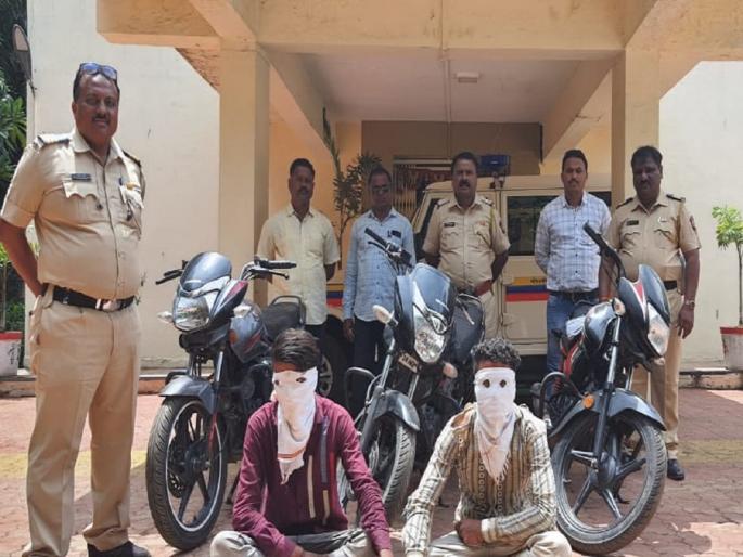 Three stolen bikes seized, two theft arrested by latur police | लातूर शहरातून दुचाकी चोरणारे दोघे पोलिसांच्या जाळ्यात; तीन गाड्या जप्त Three stolen bikes seized, two theft arrested by latur police | लातूर शहरातून दुचाकी चोरणारे दोघे पोलिसांच्या जाळ्यात; तीन गाड्या जप्त