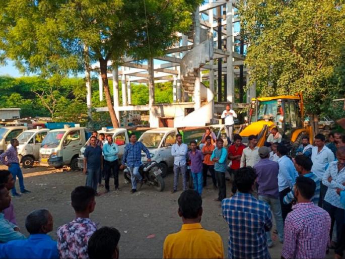 The strike called by the sanitation workers is called off in Nanded | सफाई कर्मचाऱ्यांनी पुकारलेले कामबंद आंदोलन मागे The strike called by the sanitation workers is called off in Nanded | सफाई कर्मचाऱ्यांनी पुकारलेले कामबंद आंदोलन मागे