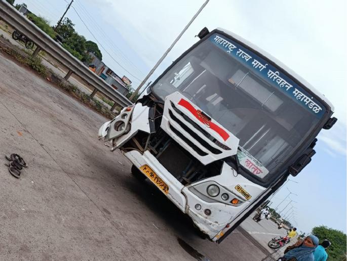 Shivshahi bus hits jeep due to technical fault, three passengers injured | एअरब्रेक निकामी झाल्याने शिवशाही बस जीपवर आदळली, तीन प्रवासी जखमी Shivshahi bus hits jeep due to technical fault, three passengers injured | एअरब्रेक निकामी झाल्याने शिवशाही बस जीपवर आदळली, तीन प्रवासी जखमी