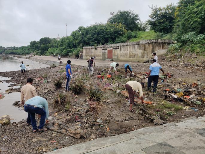 Nanded Municipality's River Ghat Cleanliness drive starts | नांदेड महापालिकेच्या नदीघाट स्वच्छता मोहिमेचा श्रीगणेशा Nanded Municipality's River Ghat Cleanliness drive starts | नांदेड महापालिकेच्या नदीघाट स्वच्छता मोहिमेचा श्रीगणेशा