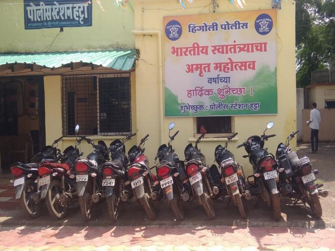 Thattla Mahagamgar Adda in the field; 25 gamblers along with a teacher were detained in police raids | शेतात थाटला महाजुगार अड्डा; पोलिसांच्या छाप्यात शिक्षकासह २५ जुगारी ताब्यात Thattla Mahagamgar Adda in the field; 25 gamblers along with a teacher were detained in police raids | शेतात थाटला महाजुगार अड्डा; पोलिसांच्या छाप्यात शिक्षकासह २५ जुगारी ताब्यात