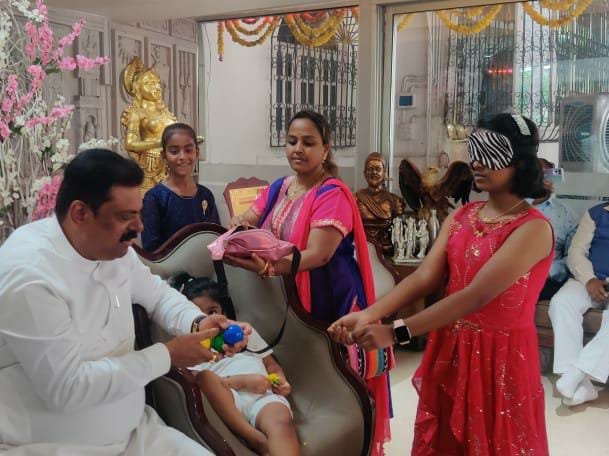 Kapil Patil stunned by 13 year old baani devsani blind fold art | 13 वर्षीय मुलीने जिंकलं केंद्रीय पंचायत राज्यमंत्र्यांचे मन; ब्लाइंड फोल्ड कलेने कपिल पाटील थक्क Kapil Patil stunned by 13 year old baani devsani blind fold art | 13 वर्षीय मुलीने जिंकलं केंद्रीय पंचायत राज्यमंत्र्यांचे मन; ब्लाइंड फोल्ड कलेने कपिल पाटील थक्क