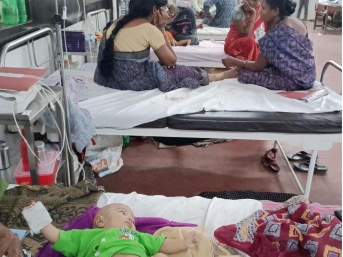 Affected by climate change, Ghati Hospital's pediatric departments all beds full | वातावरण बदलाने विषाणूजन्य आजाराचा विळखा, घाटी रुग्णालयातील बालरोग विभाग ‘फुल्ल’ Affected by climate change, Ghati Hospital's pediatric departments all beds full | वातावरण बदलाने विषाणूजन्य आजाराचा विळखा, घाटी रुग्णालयातील बालरोग विभाग ‘फुल्ल’