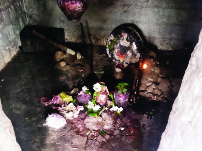 Mahadev's Pind was moved aside for secret money, excavation was done in Hemadpanthi temple in Kuntu | गुप्तधनासाठी थेट हेमाडपंथी मंदिराच्या गाभाऱ्यात खोदकाम, महादेवाची पिंडच बाजूला सरकवली Mahadev's Pind was moved aside for secret money, excavation was done in Hemadpanthi temple in Kuntu | गुप्तधनासाठी थेट हेमाडपंथी मंदिराच्या गाभाऱ्यात खोदकाम, महादेवाची पिंडच बाजूला सरकवली