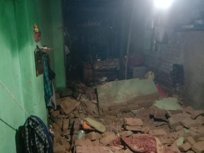 The wall of the house collapsed, 3 injured in gondia | घराची भिंत कोसळून आई-वडील व मुलगी गंभीर जखमी, उपचार सुरू The wall of the house collapsed, 3 injured in gondia | घराची भिंत कोसळून आई-वडील व मुलगी गंभीर जखमी, उपचार सुरू