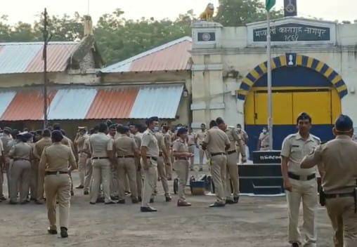 Biggest 'Search Operation' of Police in Nagpur Central Jail for Mobiles | मोबाईल्ससाठी नागपूर मध्यवर्ती कारागृहात पोलिसांचं सर्वात मोठं ‘सर्च ऑपरेशन’ Biggest 'Search Operation' of Police in Nagpur Central Jail for Mobiles | मोबाईल्ससाठी नागपूर मध्यवर्ती कारागृहात पोलिसांचं सर्वात मोठं ‘सर्च ऑपरेशन’
