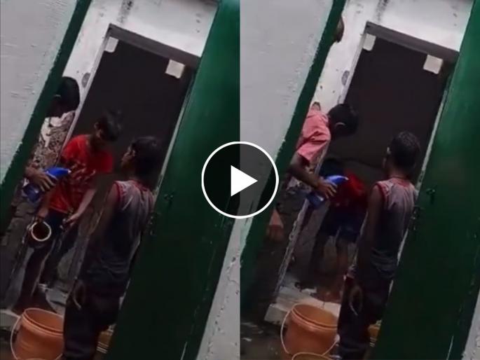 Government primary school principal forced to clean toilet video viral | 'नीट साफ केलं नाही तर...'; मुख्याध्यापकांनीच शाळेतल्या पहिलीच्या मुलांना टॉयटेल धुवायला लावलं